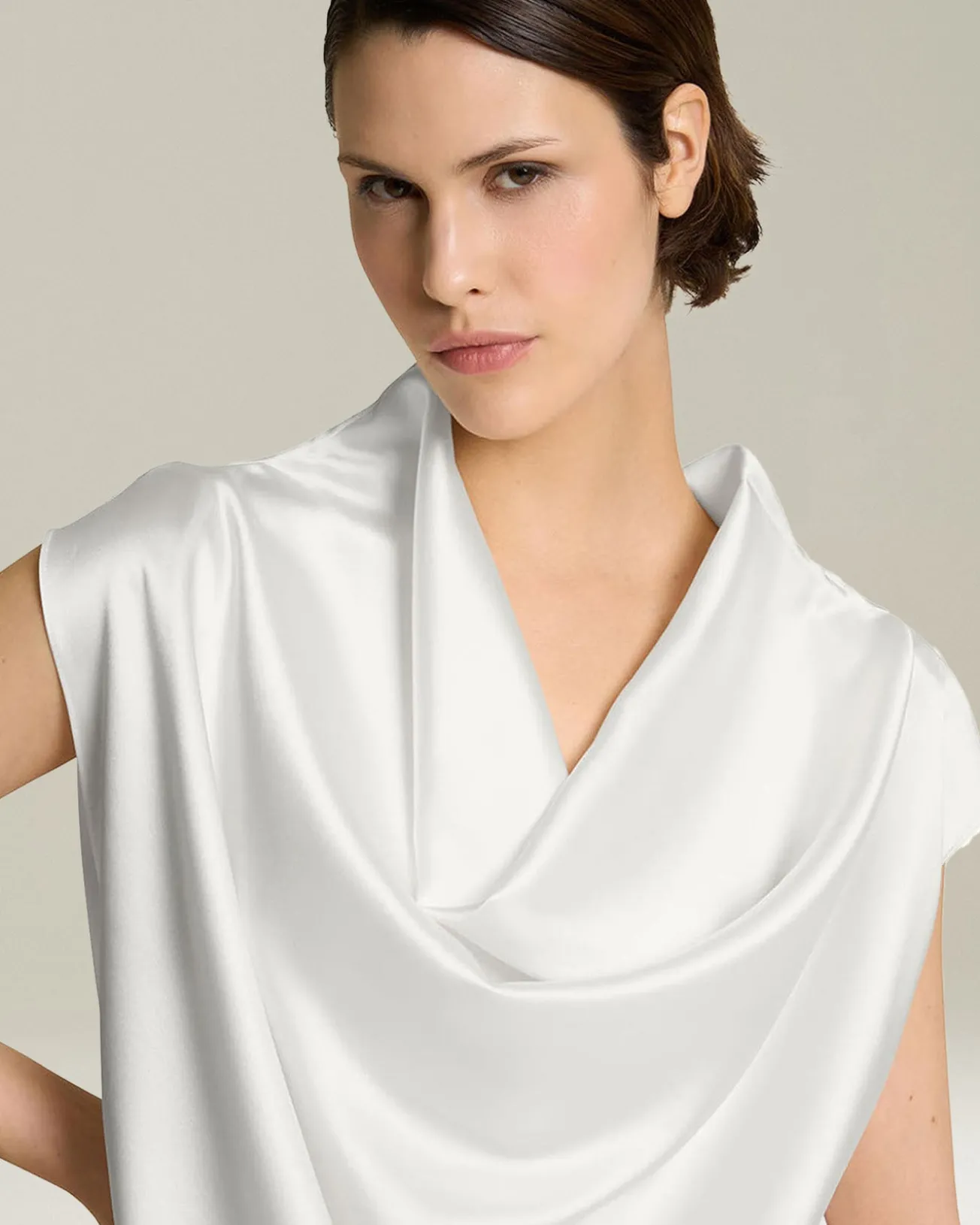 Blusa manica corta in Seta bliano perla con collo drappeggiato
