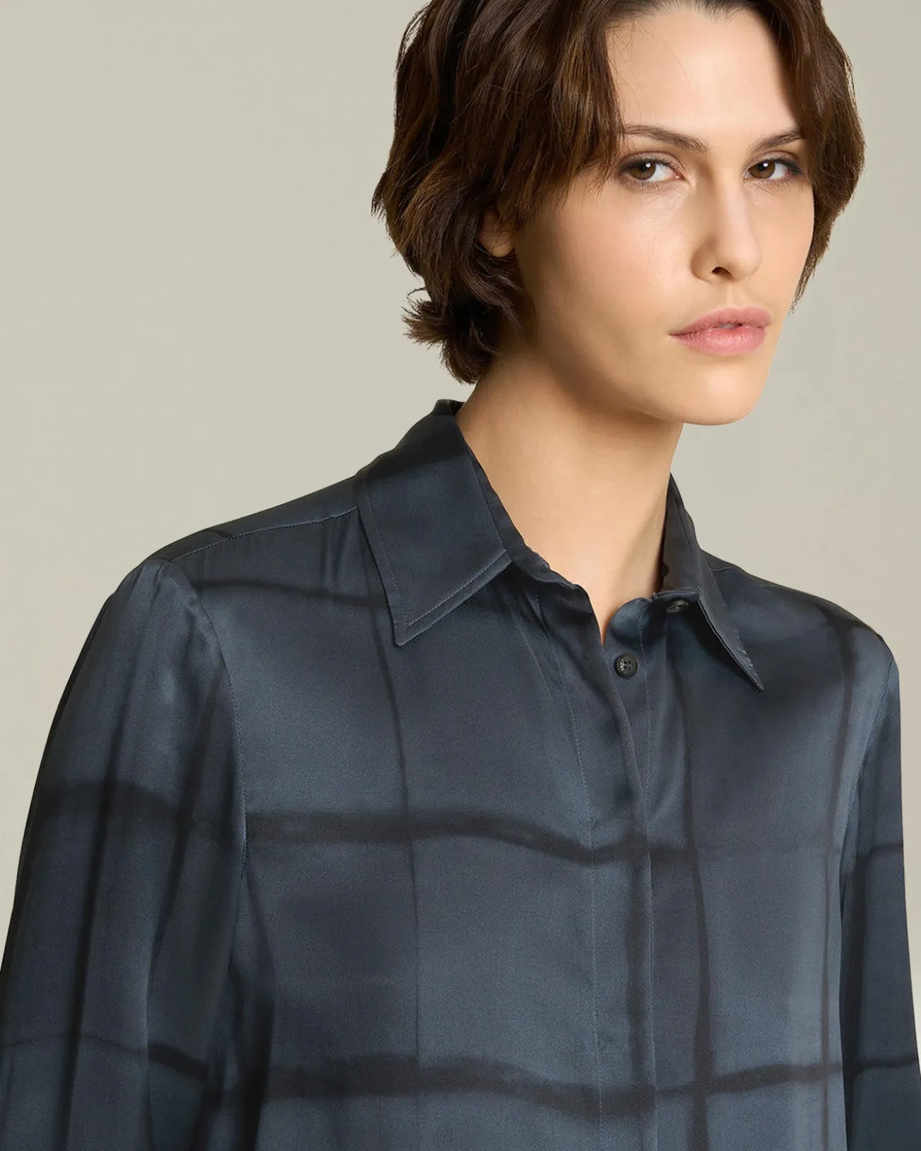 Camicia 100% seta blu con stampa geometrica
