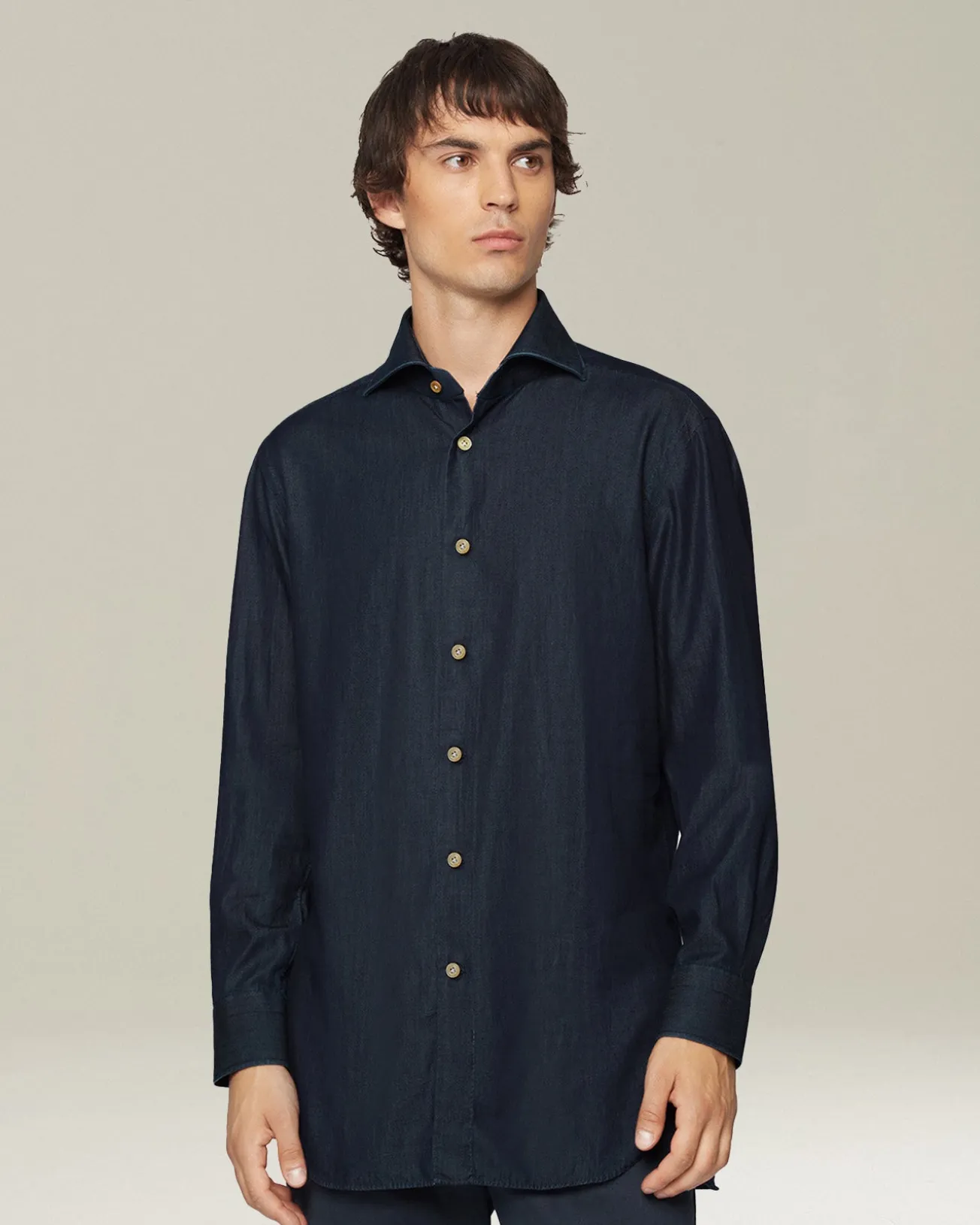 Camicia in denim blu scuro con bottoni in madreperla