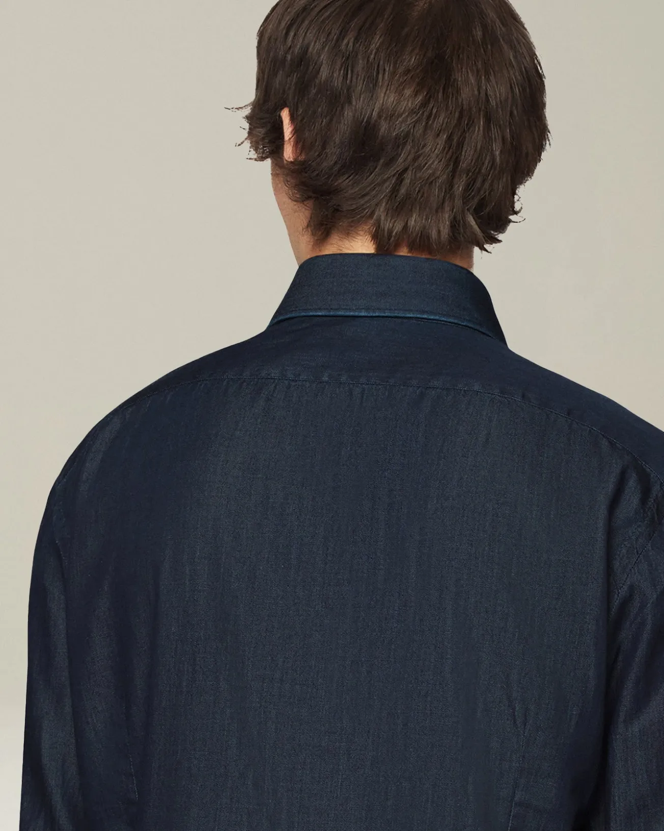 Camicia in denim blu scuro con bottoni in madreperla