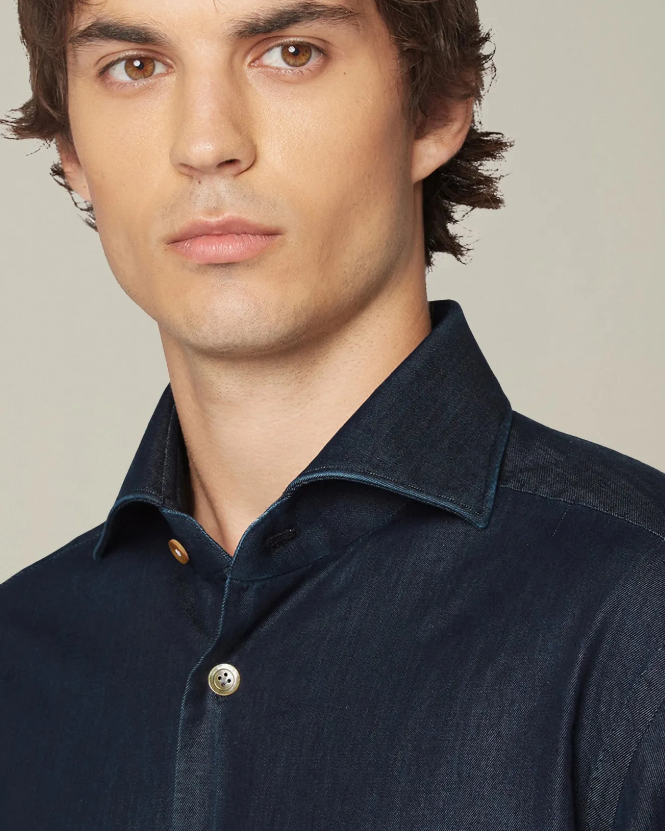 Camicia in denim blu scuro con bottoni in madreperla