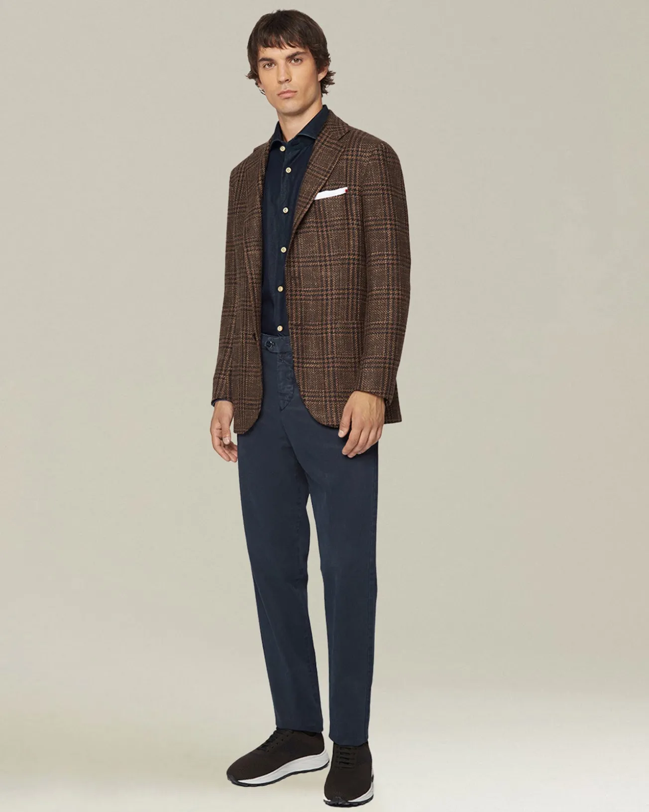 Camicia in denim blu scuro con bottoni in madreperla