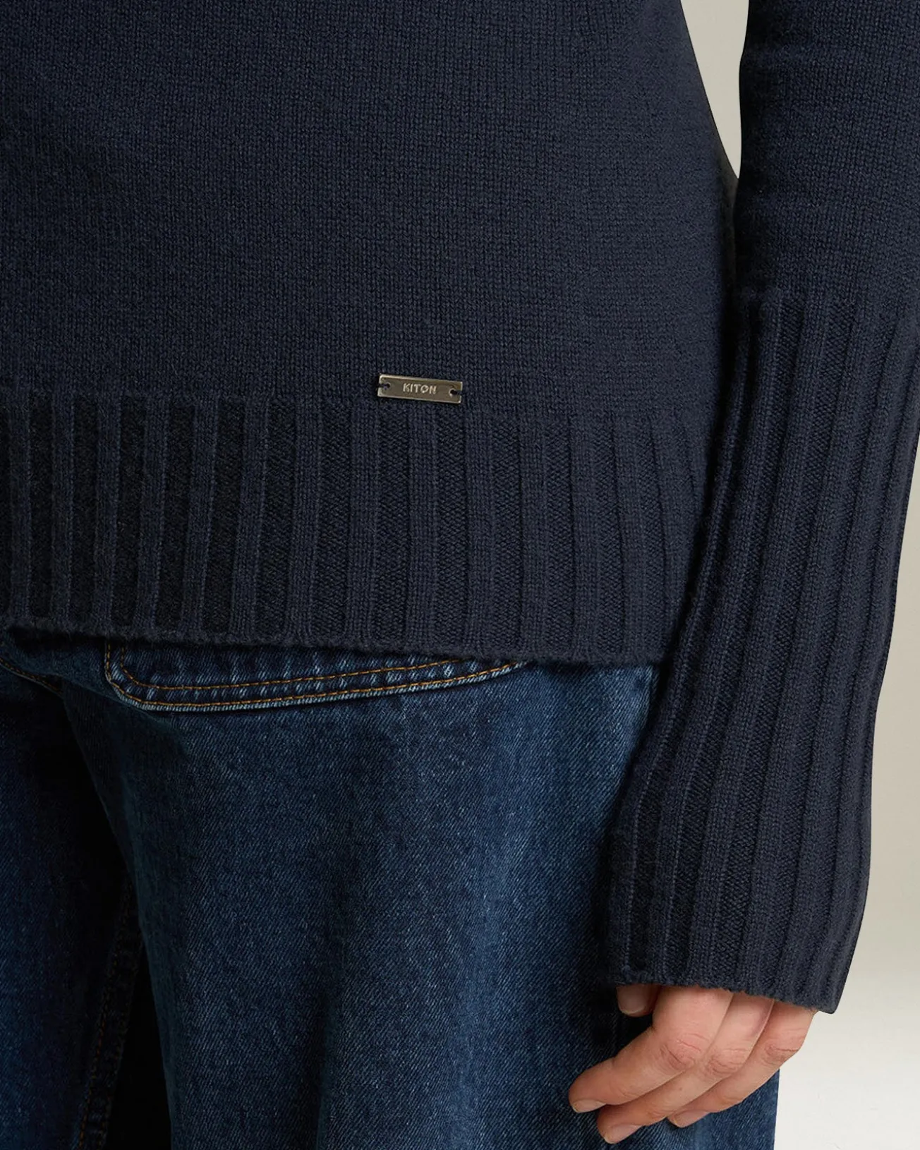 Maglione donna a collo alto in cashmere canneté blu