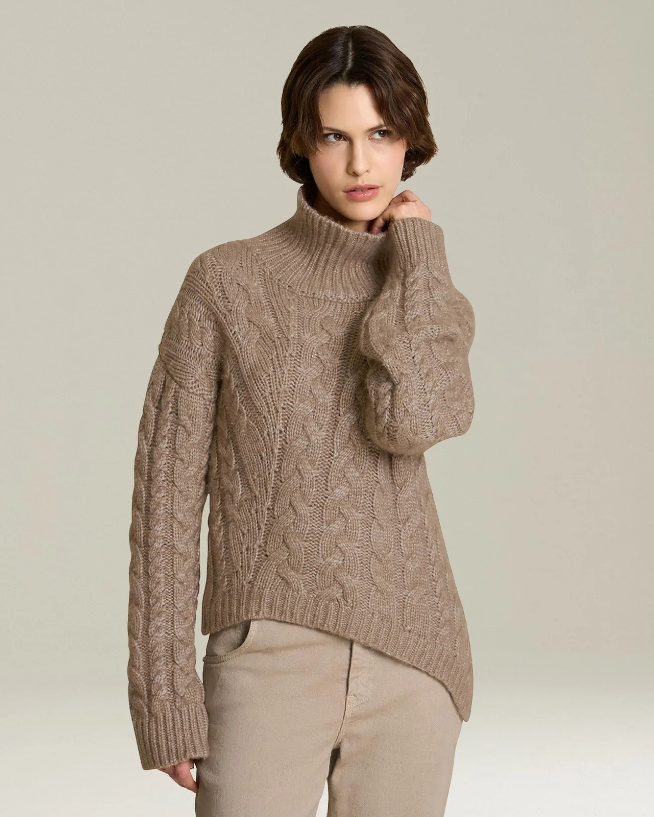 Maglione donna a trecce a collo alto beige in cashmere e seta