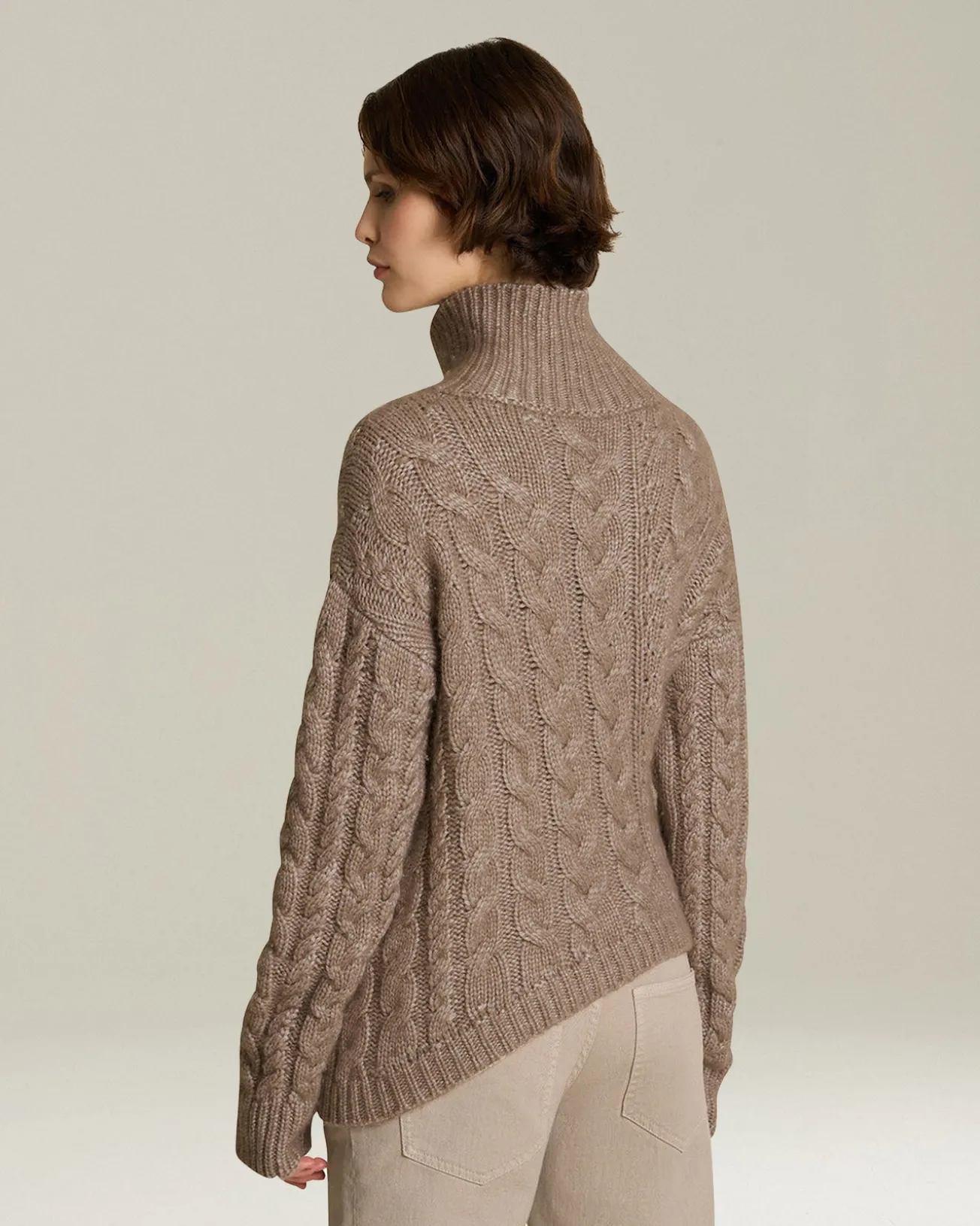 Maglione donna a trecce a collo alto beige in cashmere e seta