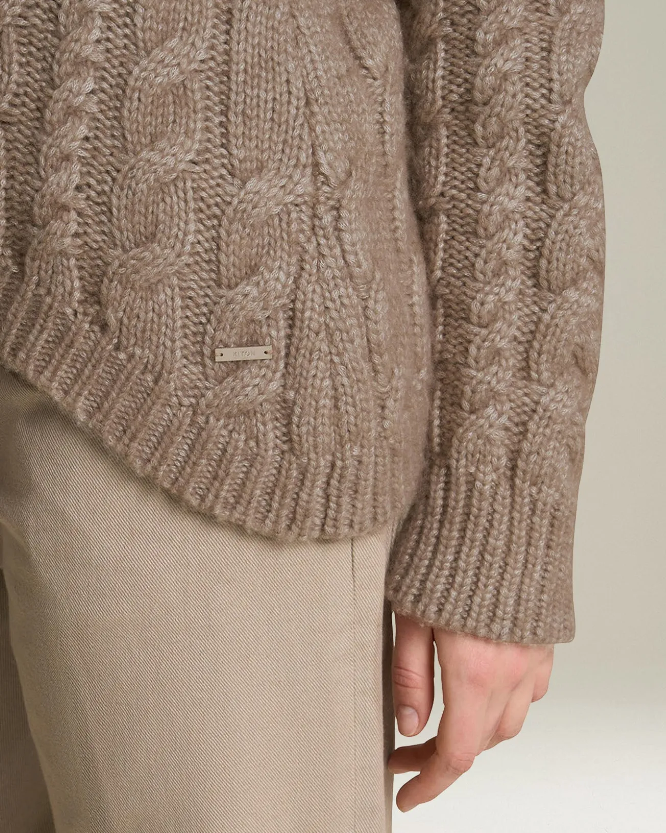 Maglione donna a trecce a collo alto beige in cashmere e seta
