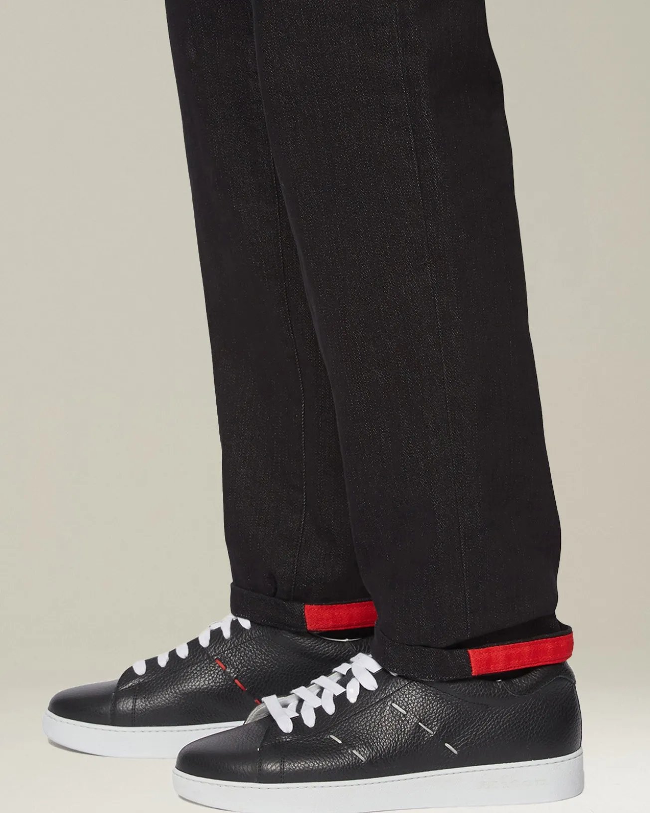 Sneakers uomo in pelle di vitello nera con cuciture