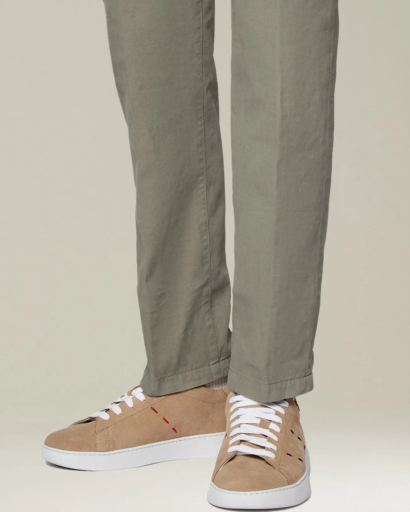 Sneakers uomo in pelle di vitello scamosciata beige