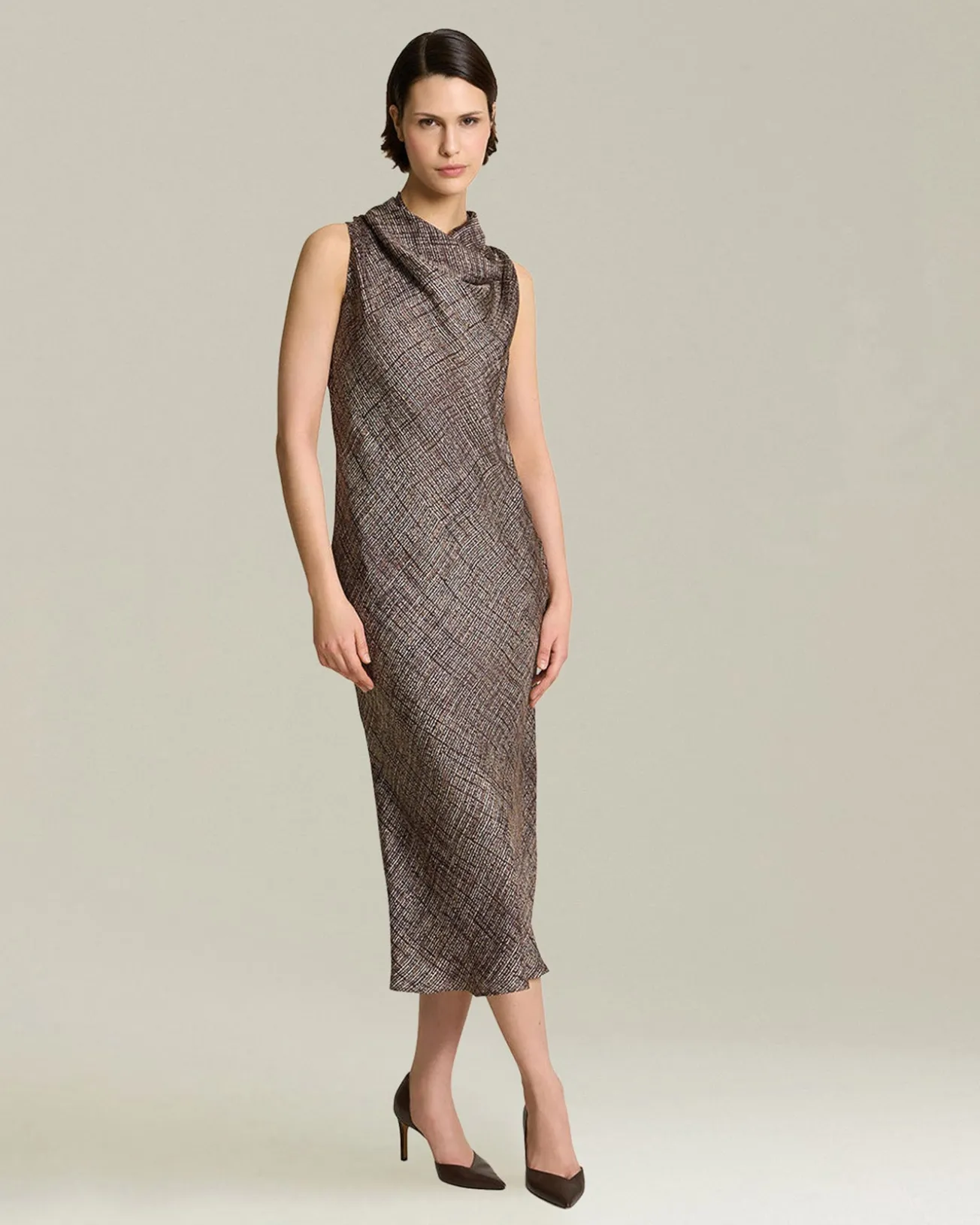 Tubino sartoriale smanicato marrone in seta