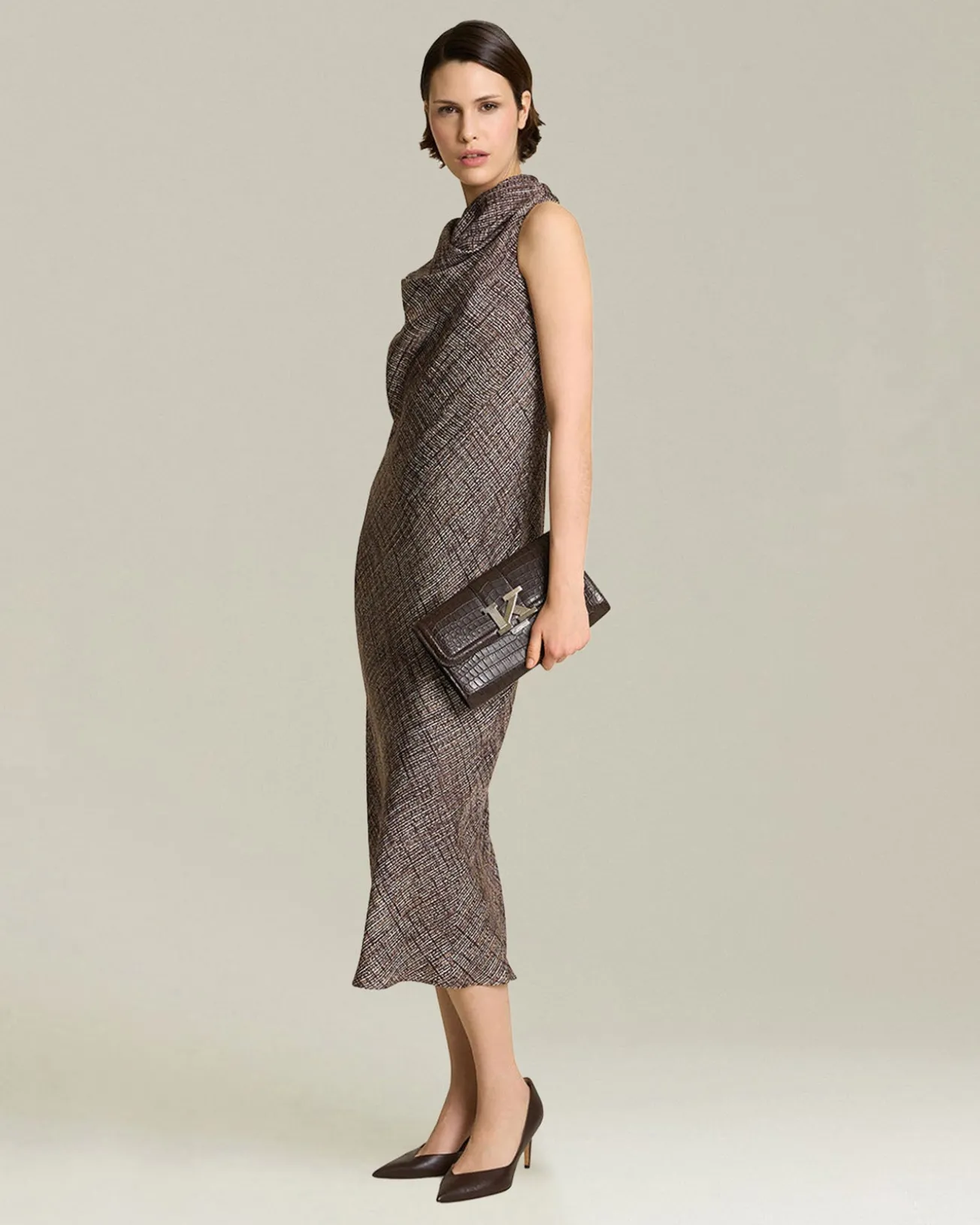 Tubino sartoriale smanicato marrone in seta